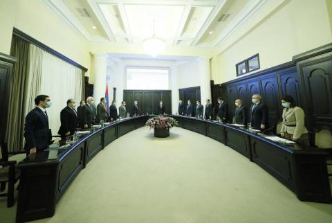 Կառավարության նիստի մասնակիցները մեկ րոպե լռությամբ հարգեցին Հայրենիքի համար կյանքը զոհաբերած նահատակների հիշատակը