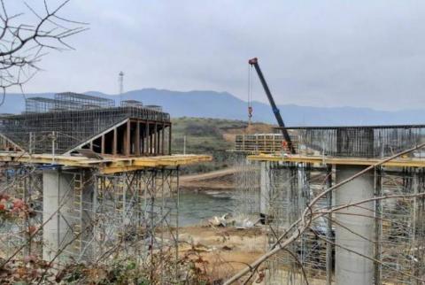 La construction du "Pont de l'amitié" à la frontière entre l'Arménie et la Géorgie est en cours  
