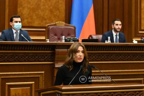 Լիլիթ Կիրակոսյանն ու Էդգար Հակոբյանը երդմամբ ստանձնեցին պատգամավորական մանդատները