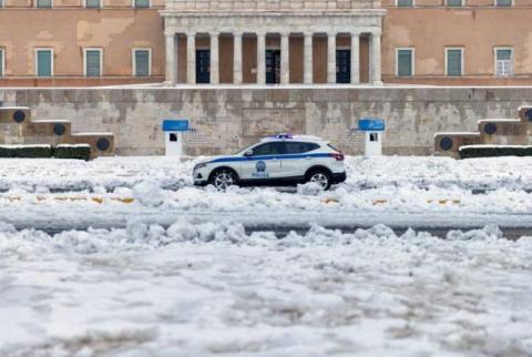 В Афинах эвакуировали 3,5 тыс. человек из автомобилей, застрявших в снегу на дороге