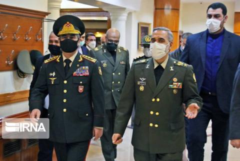 Les ministres de la défense de l’Iran et de l’Azerbaïdjan se sont rencontrés