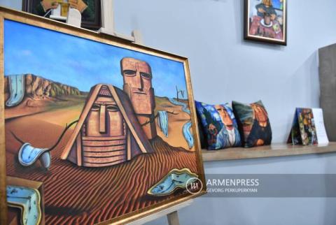 Տատիկն ու Պապիկը՝ Արցախի տանը․ Դիլաքյան եղբայրների հայտնի շարքը ցուցադրվում է Երևանում