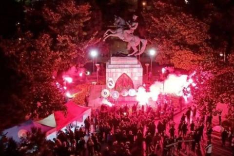 Türkiye’de Atatürk Anıtı’na halat bağlayıp yıkmaya çalıştılar 
