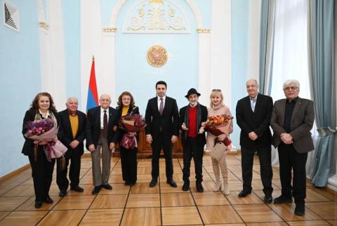 Էդվարդ Միլիտոնյանն արձագանքել է Ալեն Սիմոնյանի հետ հանդիպած մտավորականների հասցեին հնչող քննադատություններին