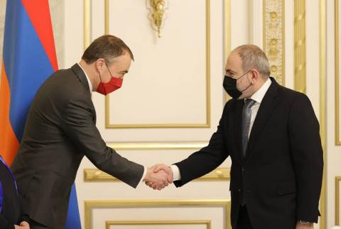 رئيس الوزراء الأرميني نيكول باشينيان يستقبل الممثل الخاص للاتحاد الأوروبي في جنوب القوقاز والأزمة في جورجيا تويفو كلار
