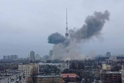 La tour de télévision à Kiev visée par une frappe russe