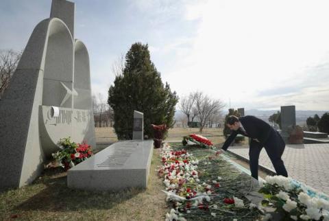 Le ministre de la Défense, Suren Papikyan, a rendu hommage à la mémoire de Vazgen Sargsyan à Yerblur