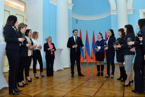 Ալեն Սիմոնյանը հյուրընկալել է կին բուժաշխատողներին