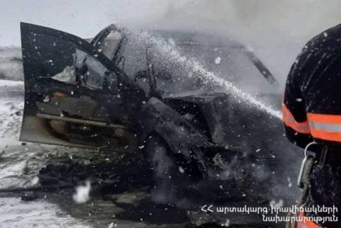 В Шираке столкнулись пассажирский автомобиль и грузовик. Есть пострадавшие и одна жертва