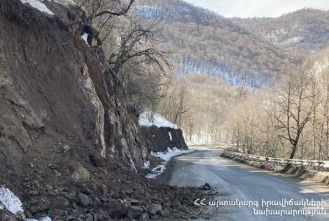 Из-за камнепада на автодороге Капан-Татев движение на ней стало односторонним