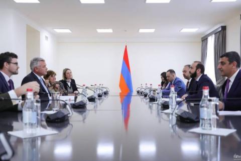 Ararat Mirzoyan a reçu la délégation conduite par le chef du groupe d'amitié Grande-Bretagne-Arménie 