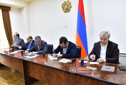 جبل آرارات والأهرامات على مظروف بريدي مهداة للذكرى ال30 لإقامة العلاقات الأرمينية-المصرية