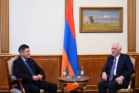 Le Président Vahagn Khatchatourian a reçu l'Ambassadeur de la Grèce en Arménie Evangelos Tournakis