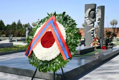Hommage à la mémoire du Héros National de l'Arménie, figure étatique et politique Karen Demirchyan