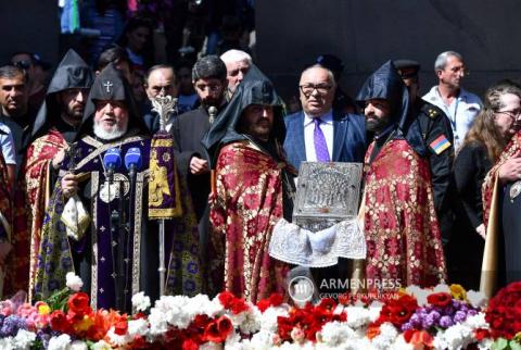 Tüm Ermeniler Katolikosu Kadasetli II. Karekin Hazretleri, Tsitsernakaberd’de Ermeni Soykırımı şehitleri için dua etti