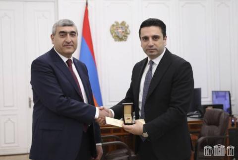 Ալեն Սիմոնյանը Շիրակ Թորոսյանին պարգևատրել է ՀՀ ԱԺ նախագահի հուշամեդալով