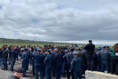 Sur l'autoroute Erevan-Gyumri, les proches des prisonniers de guerre bloquent la marche de l’opposition