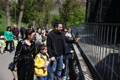 Ալեն Սիմոնյանն ընտանիքի հետ այցելել է Երևանի կենդանաբանական այգի