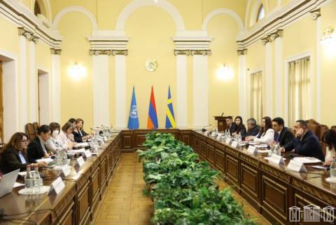 Alén Simonián estuvo presente en la reunión del consejo del programa "Nueva Armenia - Parlamento moderno"