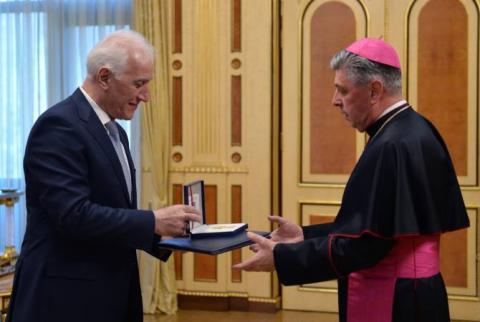 President Khachaturyan hands over state award to the Apostolic Nuncio of the Holy See to Armenia José Avelino Betancourt