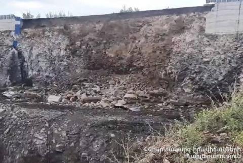 На участке улицы Ленинградьян, ведущей к Цицернакабердскому шоссе, произошел оползень