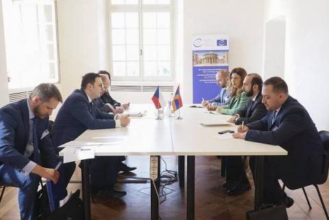 Le ministre arménien des Affaires étrangères rencontre son homologue tchèque à Turin, en Italie