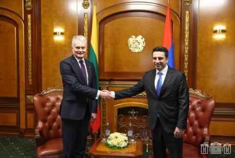 Alen Simonyan a reçu la délégation conduite par le Président de la République de Lituanie