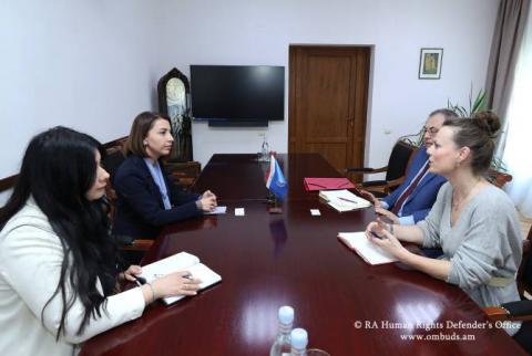El defensor del pueblo de Armenia informa a los funcionarios de la ONU sobre los cautivos en Azerbaiyán