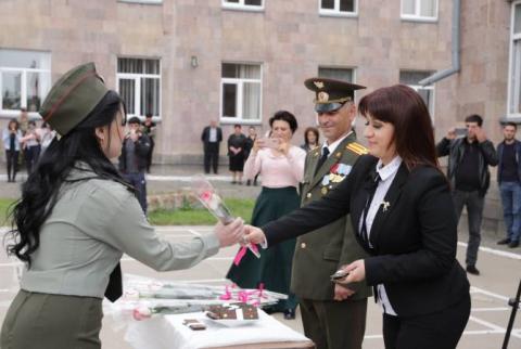 Trece jóvenes egresadas de la cátedra de formación militar recibieron el grado de teniente