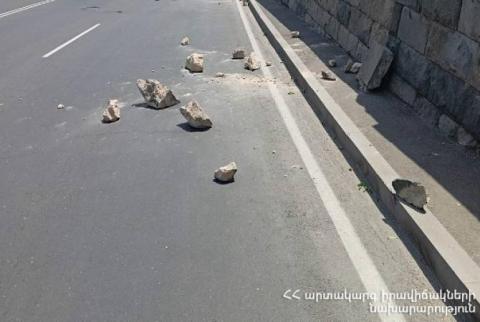 Փրկարարները թափված քարերից մաքրել են Երևանի Աթենքի փողոցը. երթևեկությունը վերականգնվել է