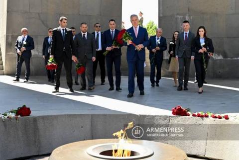 رئيس الجبل الأسود ميلو شوكانوفيتش يزور النصب التذكاري للإبادة الجماعية الأرمنية-تسيتسرناكابيرد-ويكرم ذكرى الضحايا