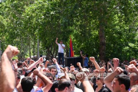 Demonstrators protest outside government building, opposition MPs demand meeting with Cabinet members 