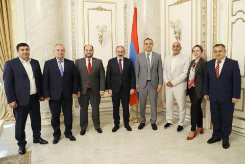 Muy satisfechos con el cordial recibimiento, el presidente de la AIBA visitó al primer ministro de Armenia