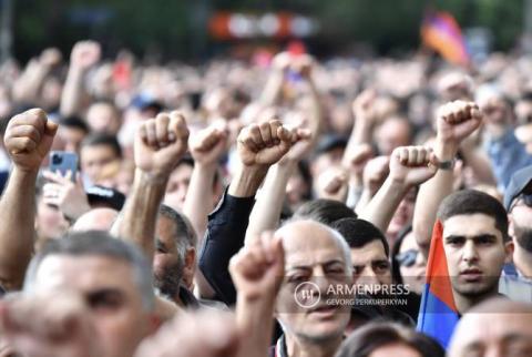 Ընդդիմադիրները Կառավարության՝ Վազգեն Սարգսյան փողոցի մասնաշենքի մոտ  պահանջում էին հանդիպում նախարարների հետ