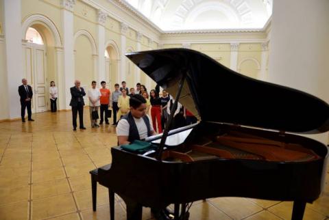 El presidente de Armenia recibió a un grupo de adolescentes