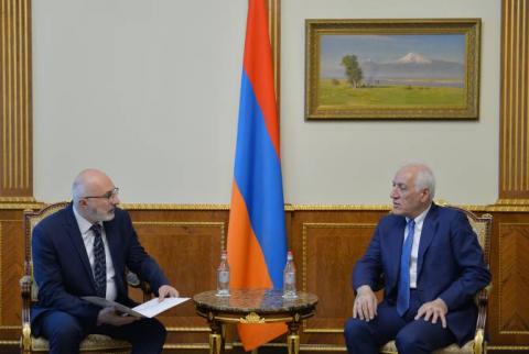 Encuentro del presidente de la República de Armenia con el director del Fondo Nacional Armenia