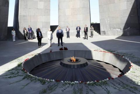 La Présidente de la Commission de Venise visite le mémorial du Génocide des Arméniens à Erevan