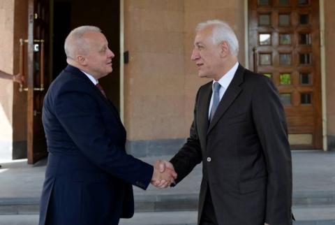 Լe Président Khatchatourian a visité l'ambassade de Russie en Arménie
