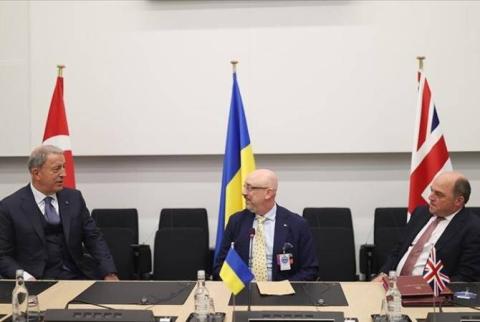 Les ministres de la Défense de la Turquie, d'Angleterre et de l'Ukraine  ont discuté des questions régionales