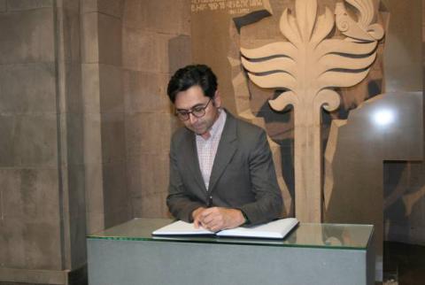 Nobel ödüllü Artem Pataputyan, Ermeni Soykırımı Müzesi'nin anı defterinde not yazdı