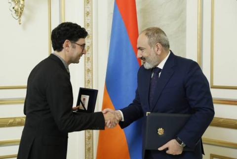 رئيس وزراء أرمينيا نيكول باشينيان يمنح العالم الأرمني الحائز على جائزة نوبل أرديم باتابوتيان وسام القديس ميسروب ماشتوتس 