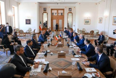 Le ministre iranien des Affaires étrangères discute de l'accord de coopération avec M. Lavrov