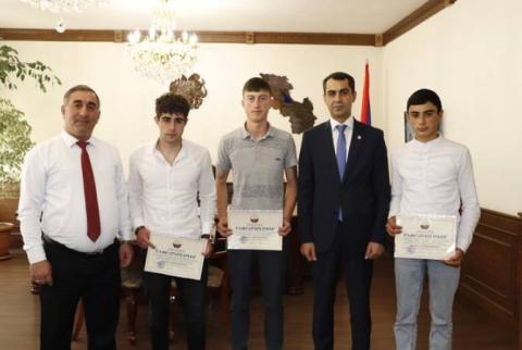 Մարզպետը խրախուսել է դպրոցական շարադրության մրցույթի երեք լավագույն աշխատանքների հեղինակներին
