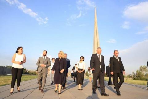 La Ministre fédérale allemande de la Coopération économique visite le Mémorial du génocide arménien à Erevan