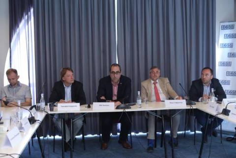 Las relaciones internacionales comenzarán a desarrollarse a la sombra de la guerra. Debate de expertos en Ereván
