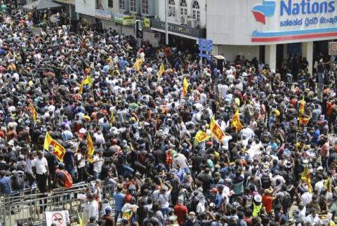 На Шри-Ланке протестующие заняли резиденцию президента. Раджапакса еще не покинул страну 