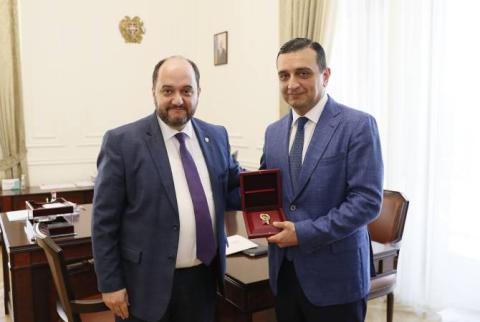 Ректор Ереванского государственного медицинского университета награжден памятной медалью премьер-министра РА