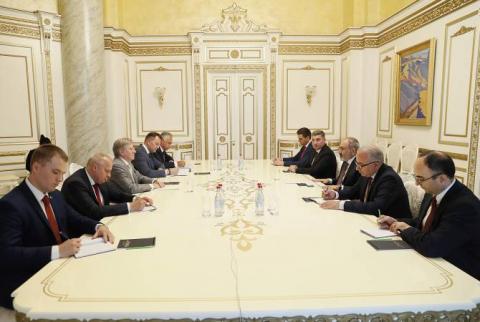 Премьер-министр Пашинян обсудил с министром транспорта РФ вопросы углубления сотрудничества