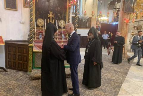 El patriarca armenio de Jerusalén obsequió a Joe Biden un plato y una granada de cerámica armenia