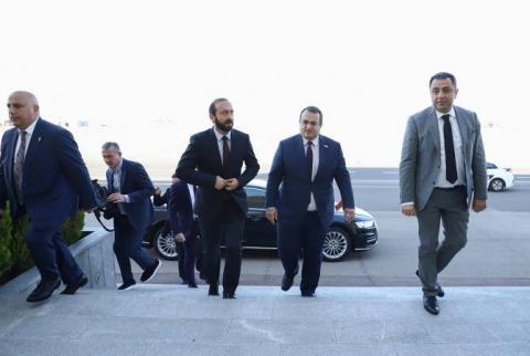 Le Ministre des Affaires étrangères Mirzoyan arrive à Tbilissi pour une visite de travail